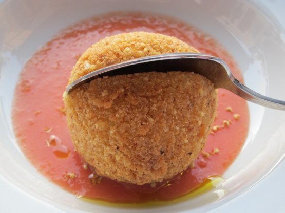 Arancino di cous cous ripieno, succo di pomodoro e fiori d’ulivo di Giuseppe Costa